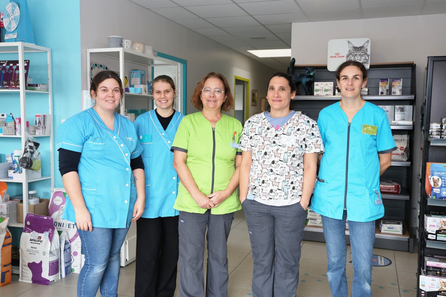 L'équipe devant la clinique vétérinaire.